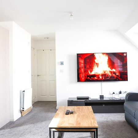 Stunning Two-Bedroom Apartment At A3Ree, Free Parking, Near Cribbs Causeway Mall Бристоль Экстерьер фото